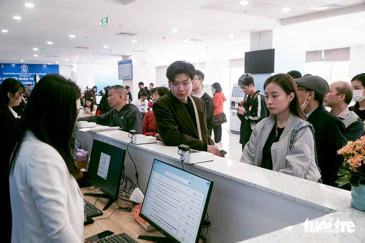 Người Hà Nội đi làm thủ tục hành chính