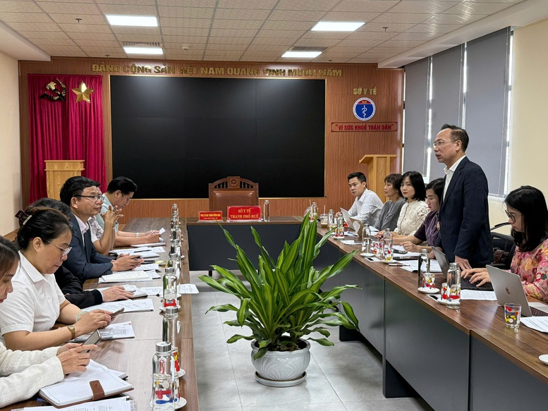 Đại diện Cục Dân số, Bộ Y tế và Sở Y tế TP Huế trao đổi về giải pháp nâng mức sinh và duy trì mức sinh thay thế